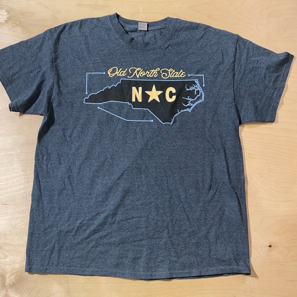 Gildan Old North State NC Graphic Tee - Dark Gray XL (OB)